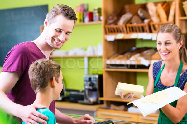 Stock foto: Familie · kaufen · Käse · counter · Vater-Sohn