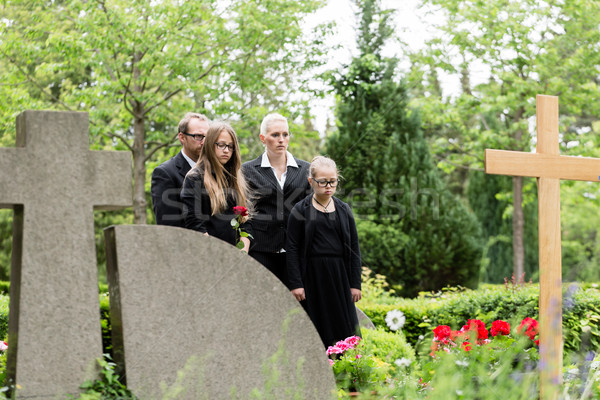 Foto stock: Família · luto · grave · cemitério · cemitério · flores