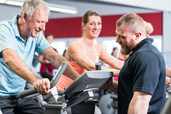 Foto d'archivio: Gruppo · personal · trainer · palestra · senior · uomo · donna