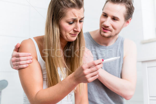 年輕女子 傷心 導致 妊娠試驗 丈夫 欣慰的 商業照片 © Kzenon
