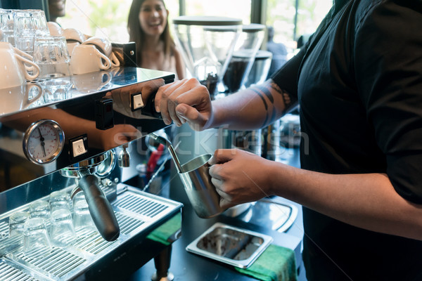 手 咖啡師 不銹 杯 商業照片 © Kzenon