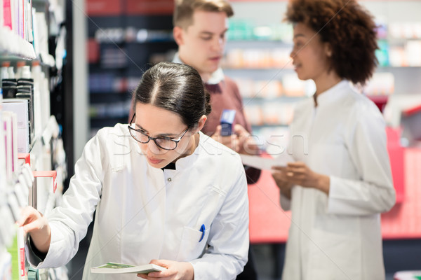 Foto d'archivio: Ritratto · femminile · competente · farmacista · lettura · pacchetto