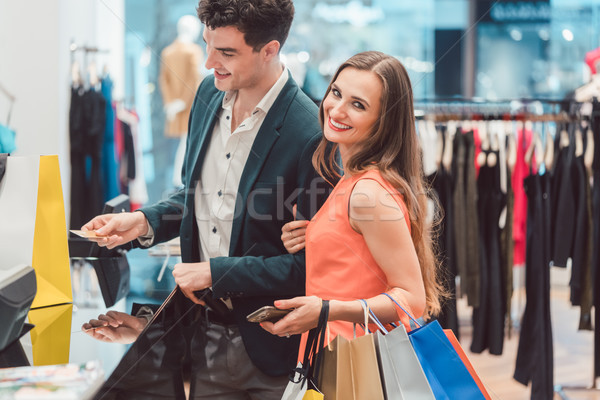 Férfi vásárol nő divat bolt hitelkártya Stock fotó © Kzenon