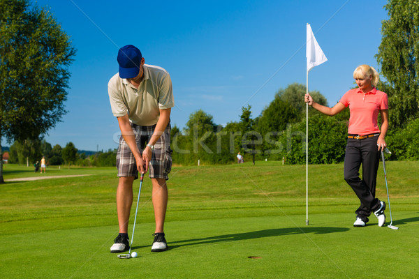 Jonge paar spelen golfbaan golf vrouw Stockfoto © Kzenon