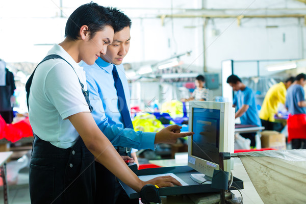 Fábrica algo trabajador nuevos máquina textiles Foto stock © Kzenon