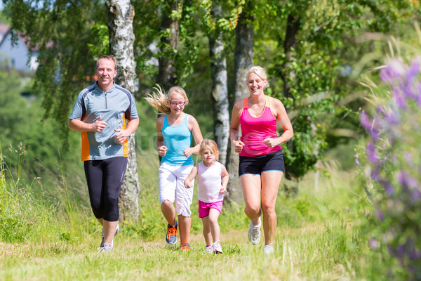 Zdjęcia stock: Rodziny · sportu · jogging · dziedzinie · rodziców · dzieci