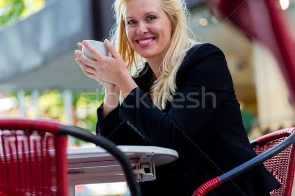 Donna bere caffè fuori città cafe Foto d'archivio © Kzenon