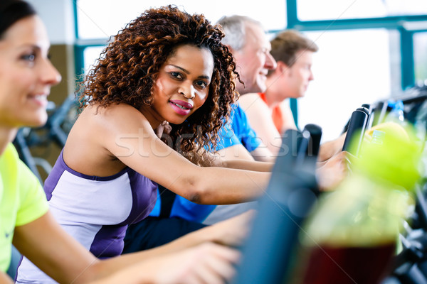 Foto stock: Diversidade · pessoas · do · grupo · esteira · ginásio · grupo · jovem