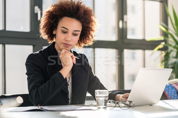 Stockfoto: Expert · business · verslag · kantoor · portret · afro-amerikaanse