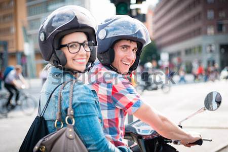 Femeie şedinţei scaun vespa cască Imagine de stoc © Kzenon