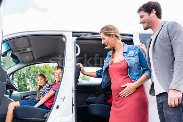 Familie kaufen van Autohändler neue Automobil Stock foto © Kzenon