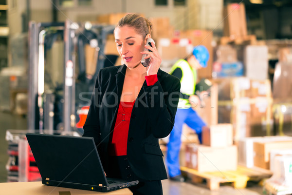 Telefoon magazijn vriendelijk vrouw opzichter mobiele telefoon Stockfoto © Kzenon