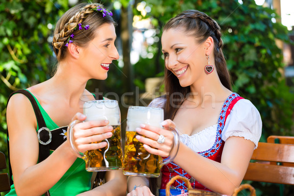 Stockfoto: Bier · tuin · vrienden · drinken · vrouwelijke