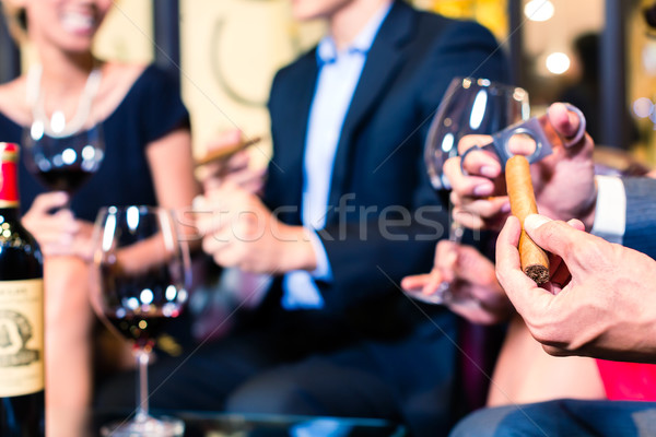 Foto stock: Asia · hombre · cigarro · restaurante