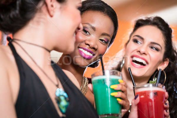 Stockfoto: Meisjes · genieten · nachtleven · club · drinken · cocktails