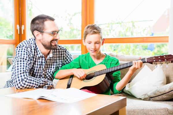 Stok fotoğraf: Baba · oğul · oynama · gitar · ev · müzik