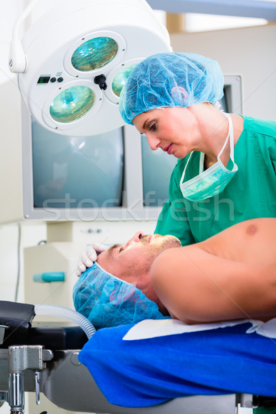 Ortopedic chirurg pacient medic chirurgie spital Imagine de stoc © Kzenon