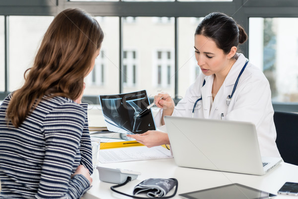 Patient pathologie genou expérimenté Homme [[stock_photo]] © Kzenon