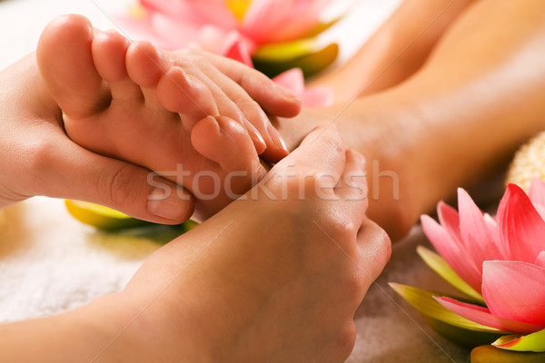 腳 按摩 女子 享受 溫泉 關閉 商業照片 © Kzenon