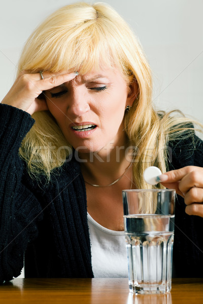 Migrena femeie rău analgezic pilulă sticlă Imagine de stoc © Kzenon
