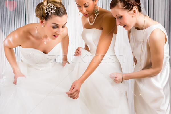 Spose abito da sposa shop donne insieme abito da sposa Foto d'archivio © Kzenon