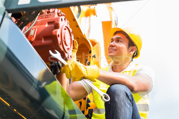 Asian mechanik budowy pojazd silnika Zdjęcia stock © Kzenon