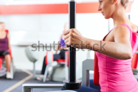 Om pregătire sală de gimnastică fitness maşină sportiv Imagine de stoc © Kzenon