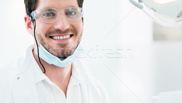 Tandarts permanente tandheelkundige ingreep arts werken portret Stockfoto © Kzenon