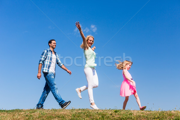 Moeder dochter lopen bestand springen familie Stockfoto © Kzenon