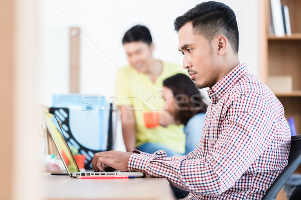 [[stock_photo]]: Jeunes · dévoué · asian · expert · travail · portable