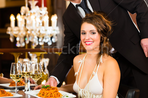 Imagine de stoc: Femeie · frumoasa · chelner · amenda · de · mese · restaurant · pretty · woman · şedinţei