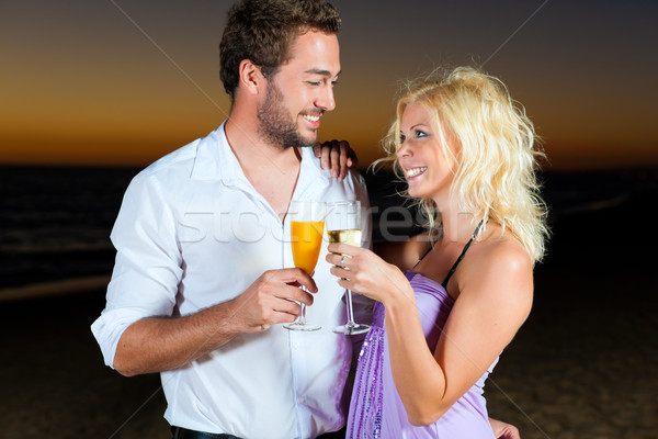 Petrecere şampanie recepţie plajă cuplu apus Imagine de stoc © Kzenon