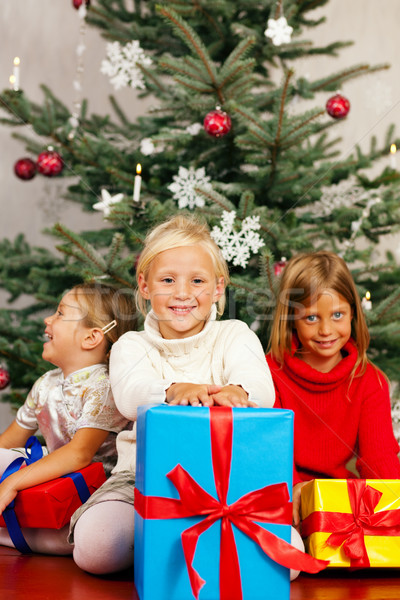 Foto stock: Navidad · ninos · presenta · familia · tres · regalos