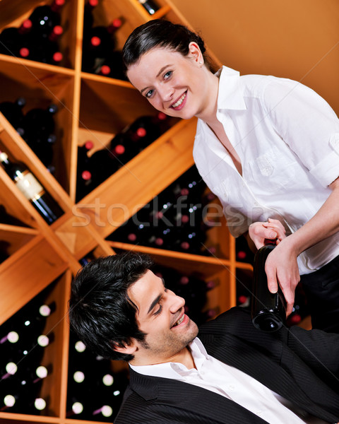 Kellnerin Restaurant bietet Rotwein Weinbar Flasche Stock foto © Kzenon