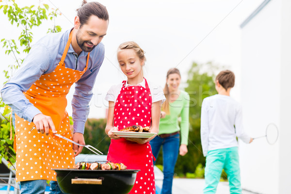 Apa lánygyermek barbecue együtt hús kolbászok Stock fotó © Kzenon