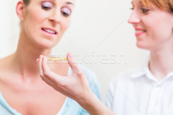 Nők magyaráz homeopátia alternatív háziorvos kezelés Stock fotó © Kzenon