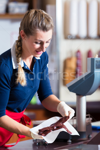 Foto stock: De · vendas · mulher · açougueiro · compras · diferente · carne