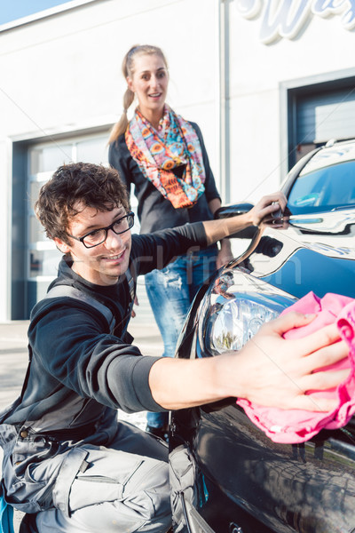 Dienst man schoonmaken lamp voertuig car wash Stockfoto © Kzenon