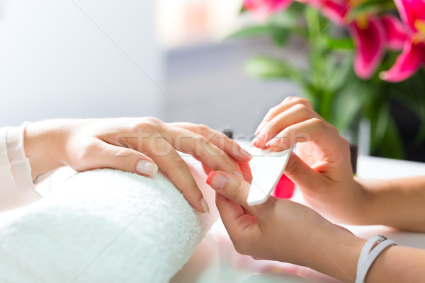 Femeie manichiură mâini trandafir femei Imagine de stoc © Kzenon