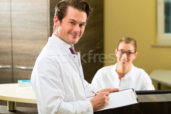 Dentista portapapeles cirugía médico blanco abrigo Foto stock © Kzenon