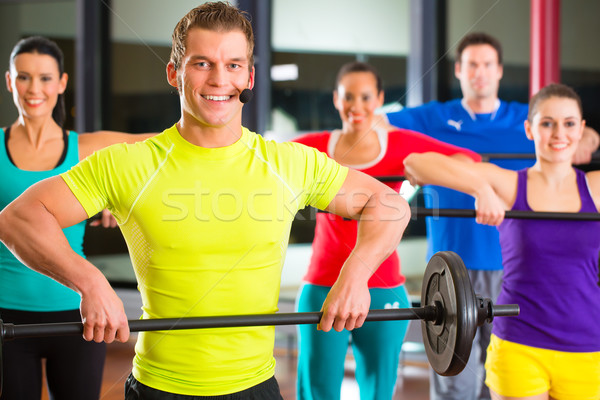 Súlyzós edzés tornaterem súlyzók csoport fiatal sport Stock fotó © Kzenon