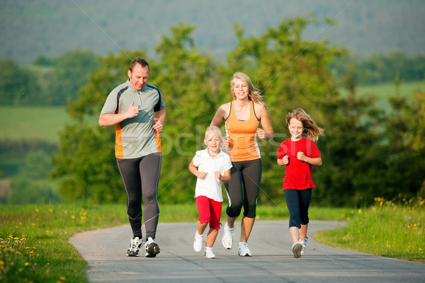 Familie Joggen Freien Kinder Kinder Natur Stock foto © Kzenon