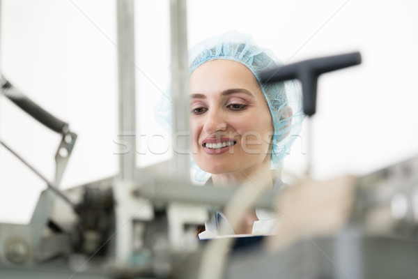 Stockfoto: Portret · gelukkig · vrouw · industriële · machine