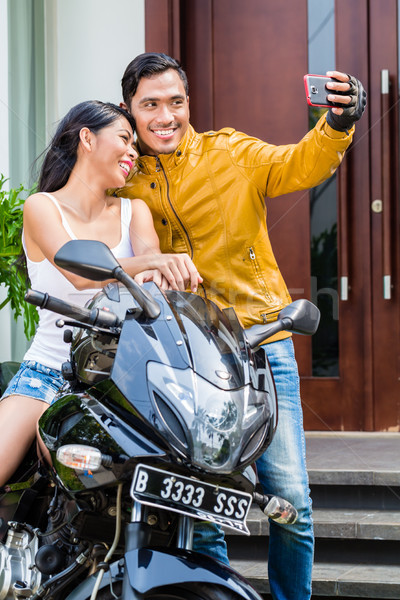 Pareja toma autorretrato motocicleta teléfono celular pie Foto stock © Kzenon