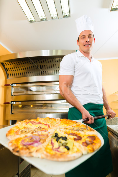 Foto stock: Homem · empurrando · acabado · pizza · forno · pá