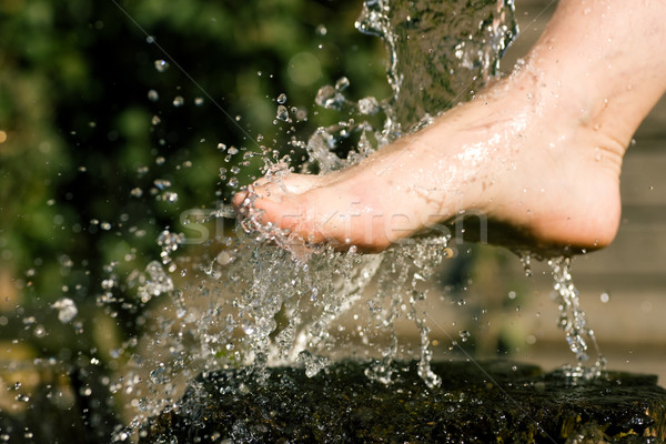 Hydrotherapie Fuß splash kalten Wasser Fuß Stock foto © Kzenon