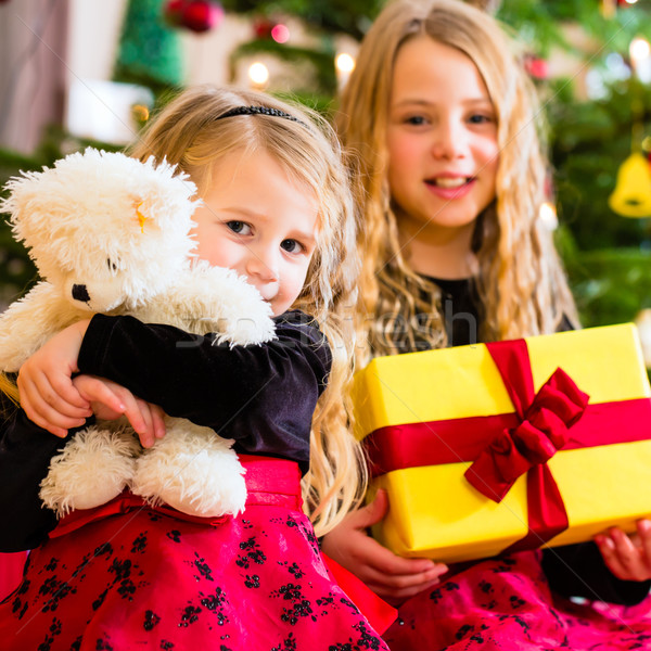 Foto stock: Crianças · presentes · natal · dia · árvore · vermelho