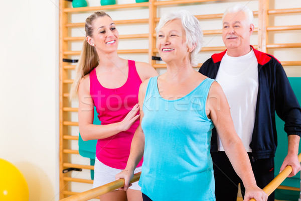 Senior afkickkliniek fysiotherapie rehabilitatie vrouw fitness Stockfoto © Kzenon