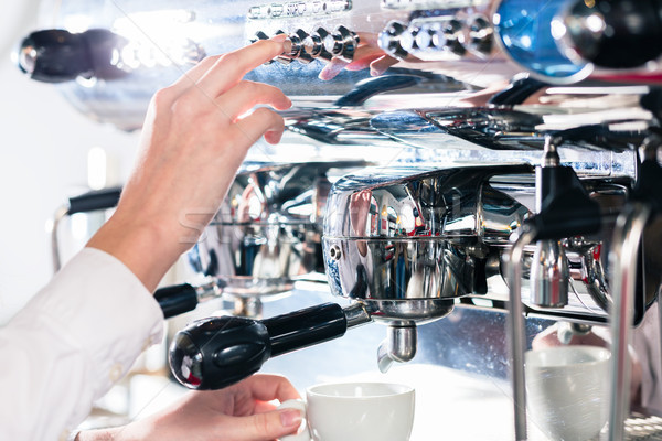 Közelkép női kéz automatikus kávé kávéfőző Stock fotó © Kzenon