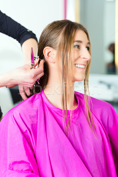 Frau Haarschnitt Haar Stylistin Friseur Schneiden Stock foto © Kzenon